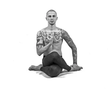 Первый курс йоги для начинающих в новом году — с Антоном Ивановым